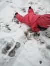 Malčica Sabine Gosenca uživa v prvem pravem snegu (Foto: osebni arhiv S.G.)