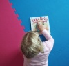 Deklica, ki bere knjigo "Babica Marica razmišlja drugače"