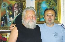 Ferenc Csernik in predsednik KS Bučka Alojz Hočevar, ki je tudi eden od umetnikovih učencev v likovni sekciji Ambrozia, pred Csernikovim avtoportretom na domu na Selih. (Foto: L. M., arhiv DL))
