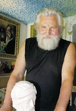 Umetnik s Knobleharjevim kipcem. (Foto: L. M., arhiv DL)