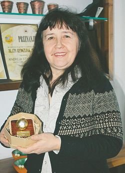 Andreja Stankovič z zlatim medenjakom, s katerim je Čebelarska zveza Slovenije nagradila njene medenjake. (Foto: I. N., arhiv DL)