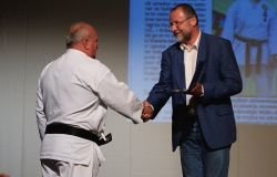 Zlato plaketo KZS je Iskri izročil predsednik zveze dr. Igor Zelinka: »Na Staneta smo vsi lahko zelo ponosni, saj je ne le najstarejši mojster karateja pri nas, pač pa je še vedno izredno aktiven!«