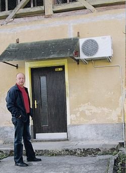 Branko Zoran pred vhodom v stanovanje na Klevevžu, kjer je živel kot otrok tam zaposlenih delavcev. (Foto: L. M.)