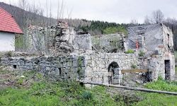 Od hiše, v kateri so ustanovili Partizanski pevski zbor, je ostala le ruševina. (Foto: R. Božič)