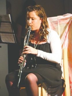 Za mlado Leskovčanko so že številni nastopi, njena velika želja pa je, da bi lahko nekoč zaigrala v enem izmed orkestrov krške glasbene šole. (Foto: Osebni arhiv)