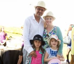 Alenka Mirt in Kamenko Kesar sta na nedavni piknik pod klobuki prišla s svojima hčerkama. (foto: Mare Vavpotič)