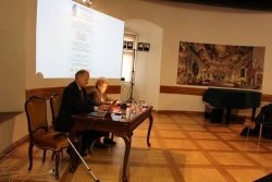 Ob zaključku Toporišičevega leta proti uvajanju tujejezičnih predavanj na slovenske univerze