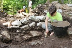 Arheološka ekipa s študenti arheologije Univerze v Ljubljani pri izkopavanju dela utrjene vhodne poti.