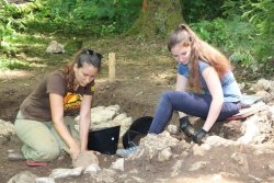 Študentje arheologije Univerze v Ljubljani in Univerze v Beogradu na najdišču Cvinger opravljajo svojo obvezno terensko prakso.