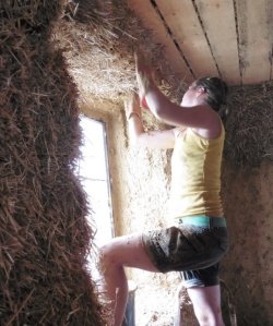 Janja pri delu v notranjosti hiše, kjer se lepo vidi ilovnati omet. (Foto: osebni arhiv A. B.)