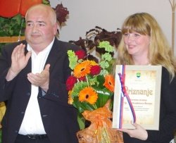 Župan Jože Kapler je KD dr. Ignacija Knobleharja Škocjan ob jubileju  izročil občinsko priznanje – na fotografiji ga je prejela predsednica  Sonja Povše Krmc. (Foto: L. M.)