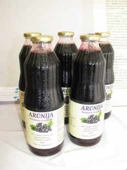 Sok na Kočevskem pridelane aronije imajo letos le v litrskih  steklenicah, že prihodnje leto pa bodo ponudbo razširili na še tri vrste  steklenic.