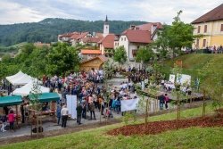 Slovesna otvoritev Čebelnjaka kranjske čebele v Višnji Gori 