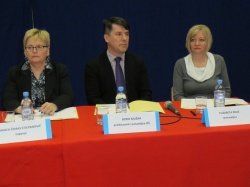 V pogovoru sta poleg ravnateljice Srednje šole Črnomelj Elizabete Prus (na desni) sodelovala tudi Mojca Čemas Stjepanovič in Boris Mužar. (Foto: M. B.-J.)