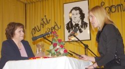 S pisateljico Marinko Marijo Miklič (na levi) je na Bučki klepetala voditeljica prireditve Spomini na preteklost Urška Zidar.