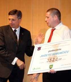 Bon je iz rok predsednika Boruta Pahorja prejel Jožetov sin Blaž.