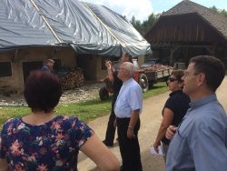 FOTO: Novomeški škof obiskal s točo prizadete Belokranjce