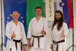 Dva  Sempaija in en Sensei: veteran Veljko (levo) nosi japonski vzdevek Sensei (jap.:  učitelj), Nino Rep (na sredi) in Bruno Budič (desno) pa Sempai  (jap.: pomočnik učitelja, desna  roka).