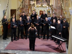 Moški pevski zbor Kapele odprl letošnje Anine glasbene večere