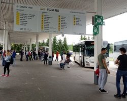 Revoz poskrbi za prevoz domačih in tujih delavcev z avtobusi.
