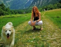 Tako si je Nina jutro po koncertu v  Bovcu privoščila jutranji sprehod po čudoviti gorski pokrajini in si  prisegla, da bo šla večkrat v hribe, saj ji gorski zrak in umirjenost  zelo prijata.                                  (foto: Instagram)
