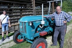 Stanislav Mesojedec (desno) ob svojem traktorju na nedavnem zboru starodobnih vozil na Šmarčni