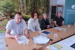 Na tiskovni konferenc so tudi razglasili letošnjega naj lastnika gozdov na območju OE ZGS Kočevje. Letos je to postal Peter Malovič iz ribniške občine (na posnetku prvi z leve).