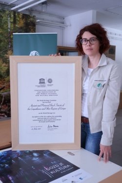 Kočevska OE ZGD je v okviru letošnjega dneva biotske raznovrstnosti  prevzela faksimile uradnega dokumenta, da je pragozd Krokar umeščen na  svetovni seznam Unescove dediščine. "V Sloveniji obstajajo le tri takšne  listine," pravi Konečnikova. Do sedaj so jo imele le Škocjanske jame,  od letos pa jo imajo tudi ZGS OE Kočevje za pragozd Krokar in gozdni   rezervat Snežnik-Ždrocle na Notranjskem. Tudi ta listina pa je dokaz, da  današnji gozdarji v Sloveniji nadaljujejo tradicijo umnega  gospodarjenja, ki je tudi odraz celotne kulture družbe do gozda.