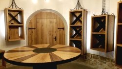 V Krkini vinski kleti na gradu Otočec so letos poskrbeli za notranjo  opremo, od visečih regalov in stenskih polic do vrat, mize … (Foto:  osebni arhiv)