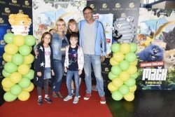 Alenka Mirt in Kamenko Kesar sta z otroki obiskala kino. Arhiv Koloseja