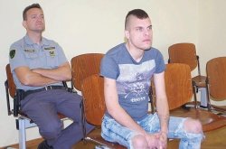 Alojz Jenič, ki so ga v Novo mesto pripeljali iz celjskih zaporov, je poskus velike tatvine priznal. Zagovarjal se je sam. (Foto: L. M.)