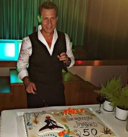 Marko Vozelj je pred časom zarezal v slastno torto, ki so mu jo podarili za okrogli rojstni dan.