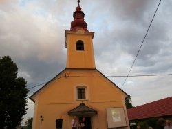 Po zaslugi Janeza Pezdirca je podružnična cerkev v Slamni vasi dobila zanimivo knjižico.