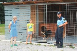 Vodniki službenih psov iz Novega mesta so s šentjernejskimi policisti  prejšnji teden preverjali, kako v vročih poletnih dneh za živali skrbijo  njihovi lastniki in skrbniki. Ugotovili so, da vzorno.