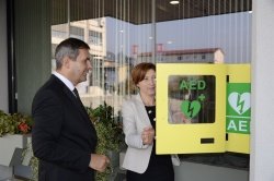 Defibrilator za reševanje življenj tudi na Trgu Matije Gubca v Krškem