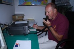 Brane Čuk ob sprejemno-oddajni postaji v stavbi radiokluba na Dolnji  Prekopi med vzpostavljanjem zveze. Vsaka sekunda šteje, ko gre za  resnične razmere. (Foto: M. L.)