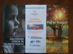 Slovensko društvo hospic skrbi za spremstvo umirajočih in svojcev,  pomaga žalujočim, poleg tega pa javnost ozavešča o umiranju in smrti.