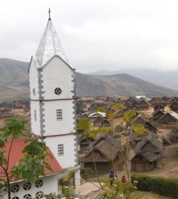 Malgaška vas s cerkvijo, delo misijonarja Toneta Kerina (Foto: T. K.)