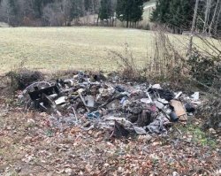 Nov kup smeti se je pojavil v okolici Železnikov. Na žalost jih najdemo po vsej Sloveniji. (foto: fb)