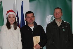 Aleš Lavrič (na sredini) z direktorjem Zavoda za gozdove Slovenije Damjanom Oražmom in dijakinjo Centra Grm