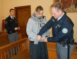 Roka Zupančiča so na novomeško sodišče pripeljali iz ljubljanskega zapora. (Foto: J. A.)