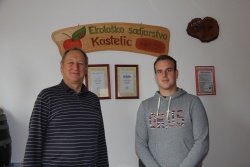 Alojz Kastelic (levo) je kmetijo letos spomladi predal najmlajšemu sinu Jaki.