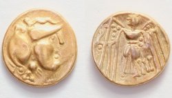 Sprednja in zadnja stran novca, najdenega v grobu na Pezdirčevi njivi. (Iz arhiva ZRC SAZU)
