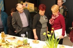 Ministrica si je razstavo ogledala skupaj s predsednico Društva podeželskih žena Mirna Peč Jelko Krivec in domačim županom Andrejem Kastelicem.