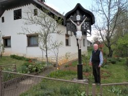 Marko Rožman pred svojo hišo v Purgi. Bogca, ki ga je obnovil mojster Križan, so na obnovljeni križ vrnili dan pred Markovim rojstnim dnem, 18. aprilom.