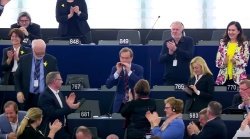 VIDEO: Peterle navdušil v EU - v slovo Oda radosti na orglicah