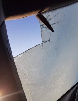 Takšno okence je zazijalo na njenem avtomobilu.