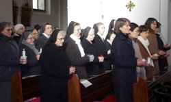 Redovnice nosijo posebne uniforme, nekatere pa delujejo tudi v civilu (spredaj na sliki sestre skupnosti Loyola).