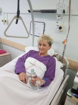 Nič hudega sluteč je Majda Arh Sevšek pristala v bolnišnici.                                  (foto: Revija Zvezde)
