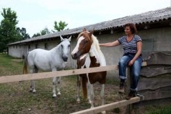 Darja je marljiva in nasmejana, čeprav trenutno sama skrbi za veliko konjeniško kmetijo. (foto: Pop tv)
